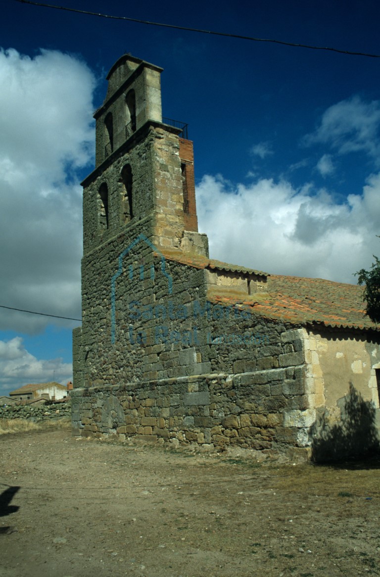 Vista de la espadaña desde el suroeste