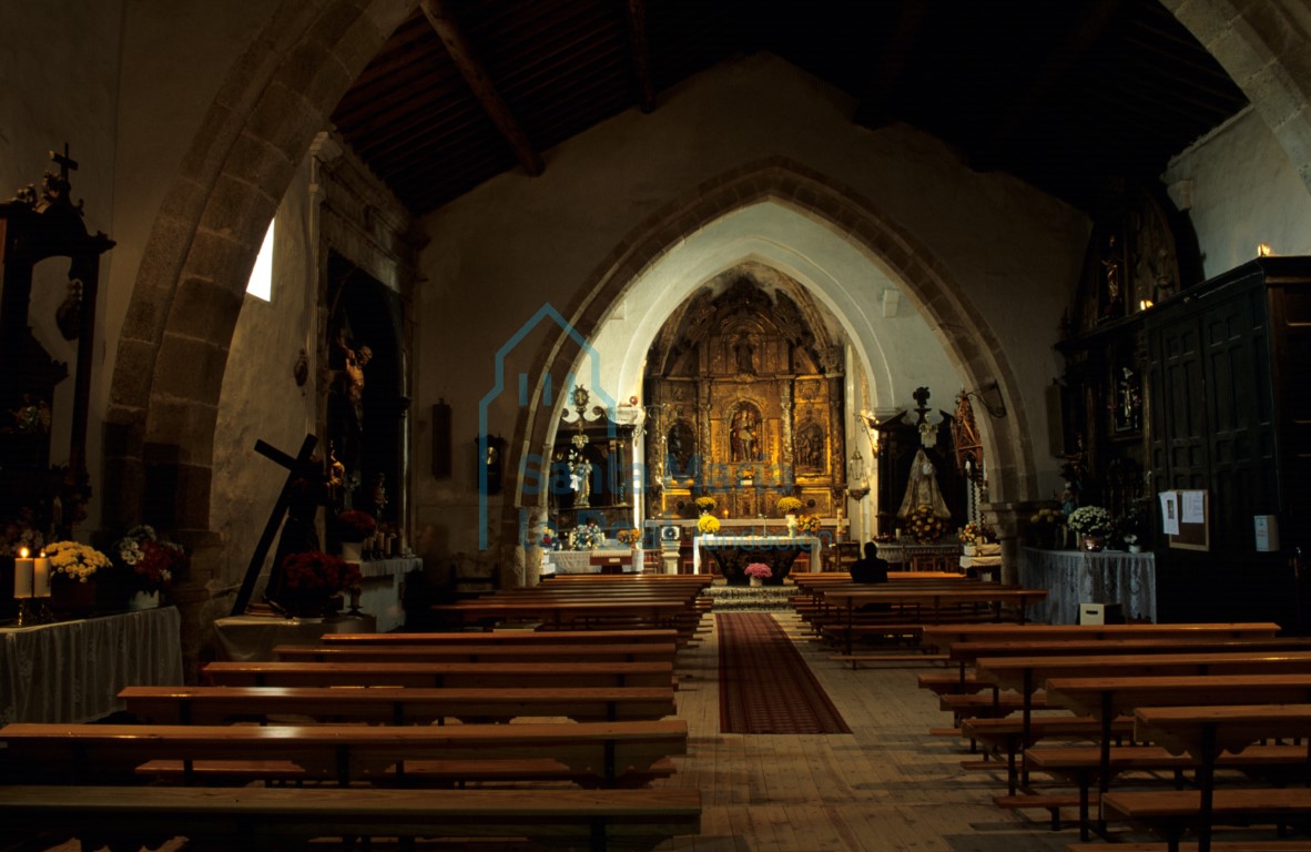 Interior de la iglesia hacia la cabecera