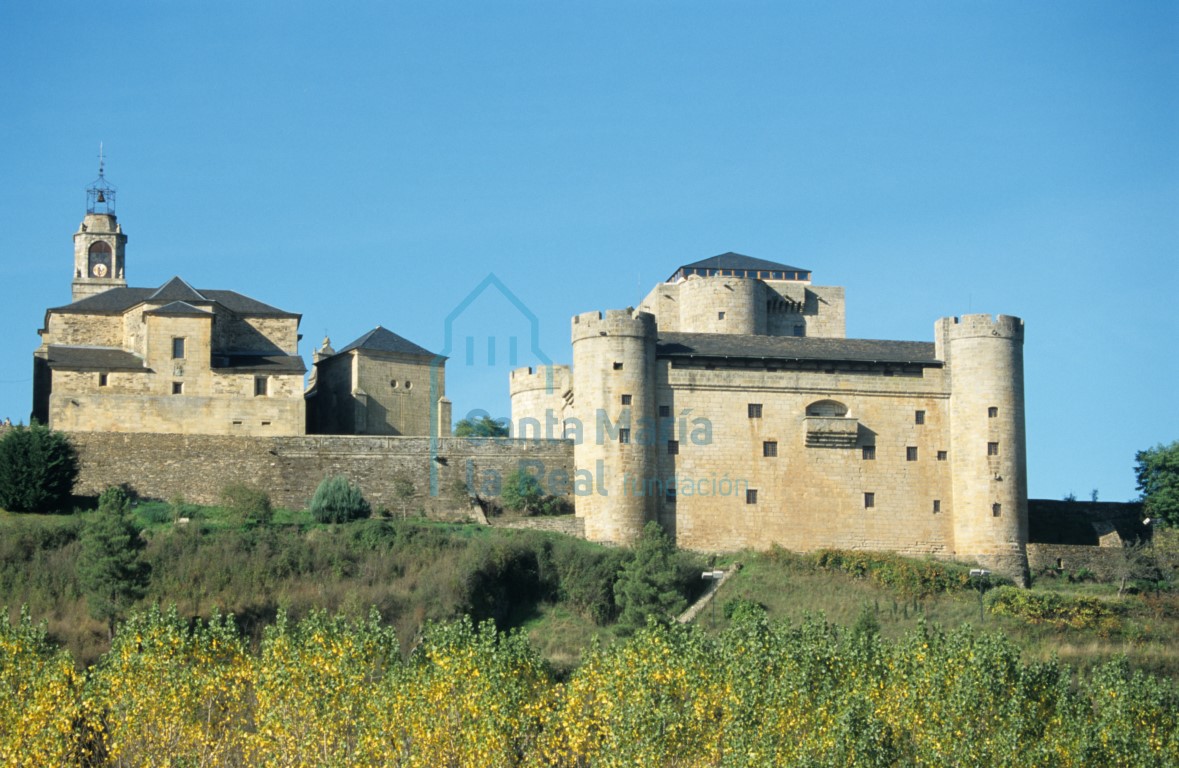 Vista de la  iglesia, la ermita de San Cayetano y el castillo