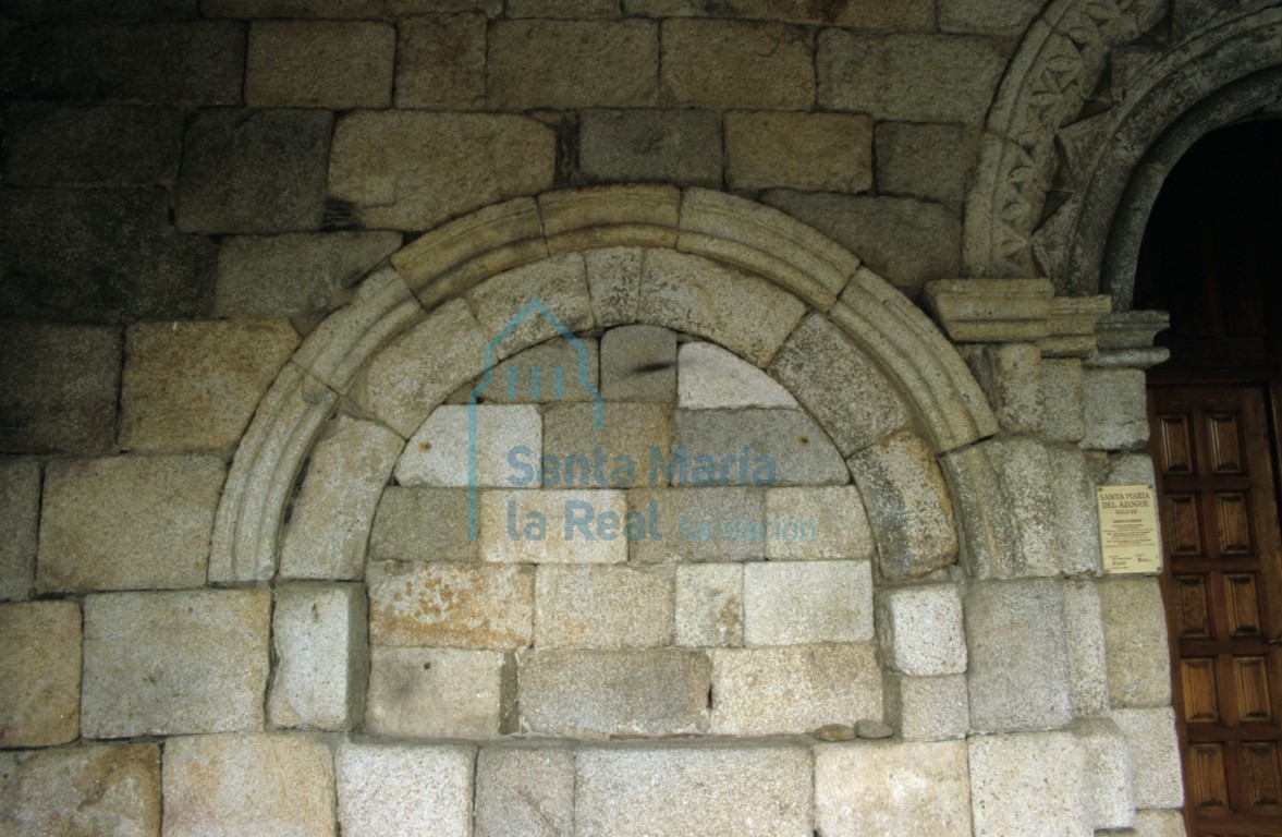 Arcosolio a la izquierda de la portada meridional
