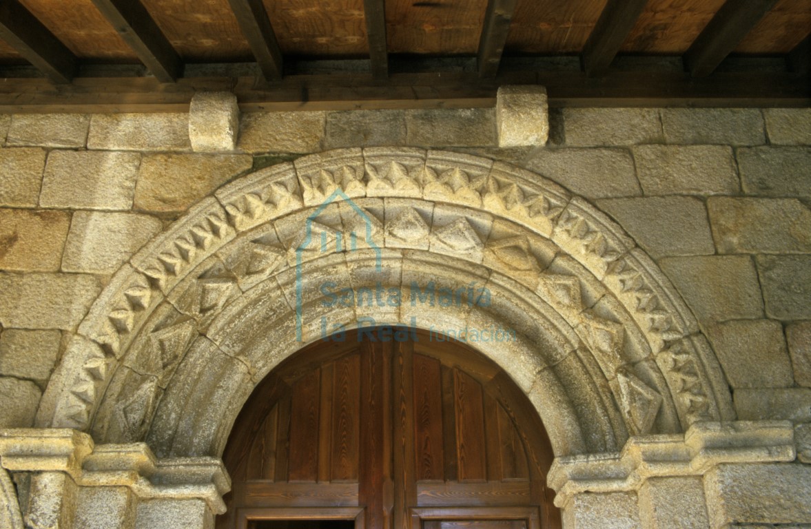 Detalle del arco de la portada meridional Detalle del arco de la portada meridional