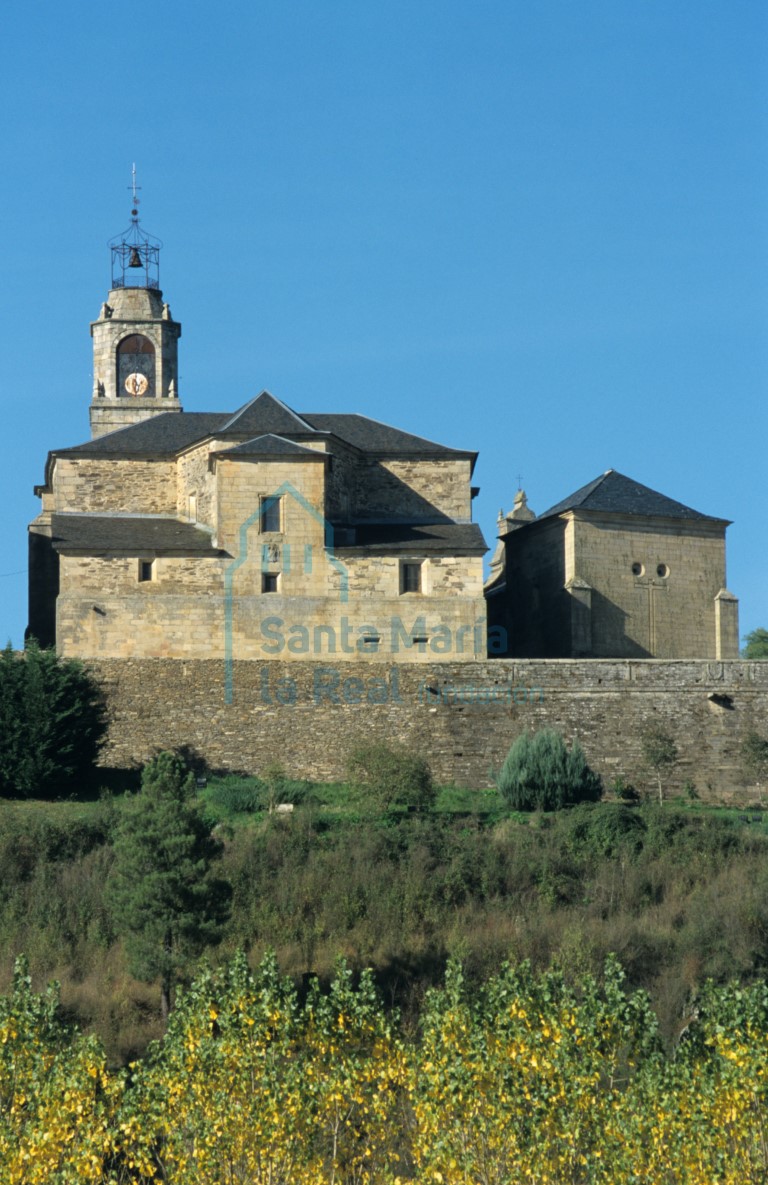 Vista de la iglesia y de la ermita de San Cayetano