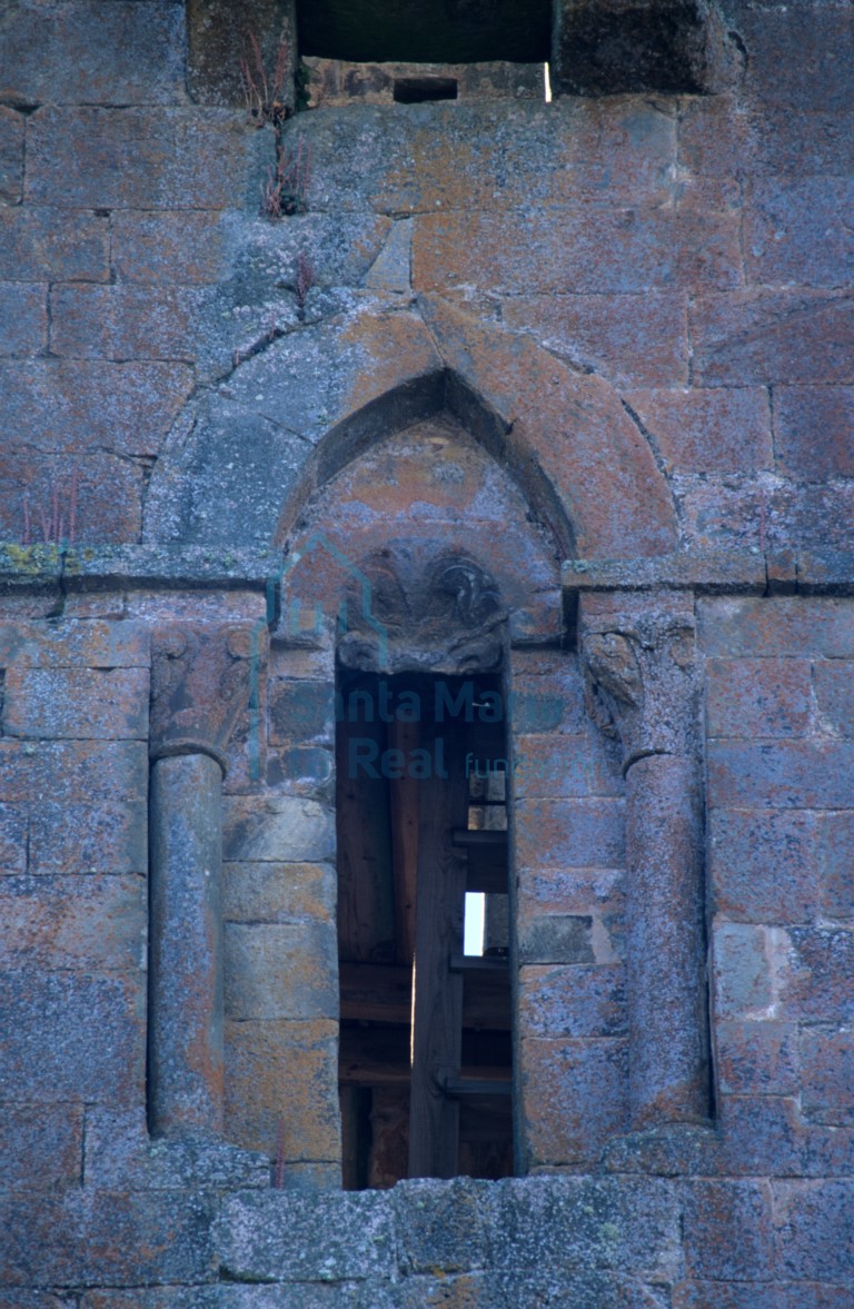 Detalle de un vano de la torre