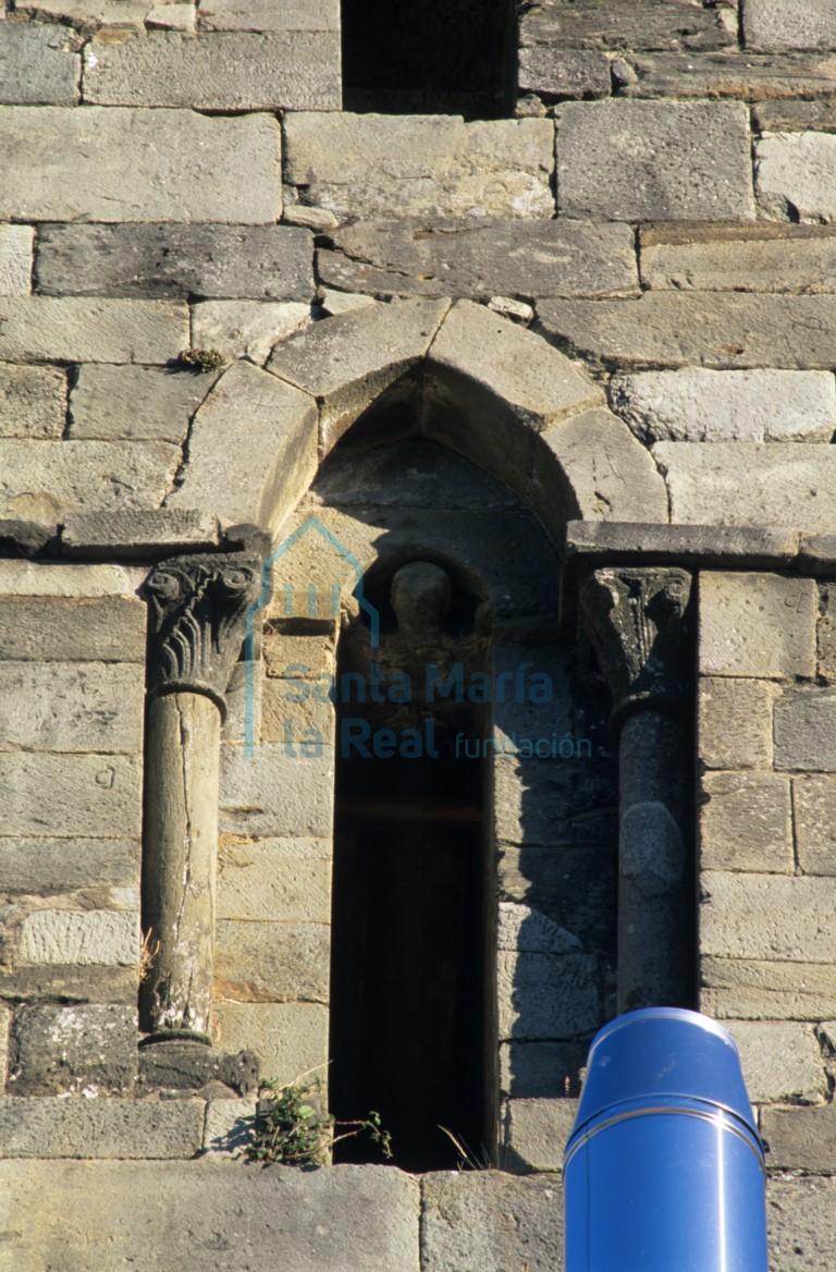 Detalle de un vano de la torre