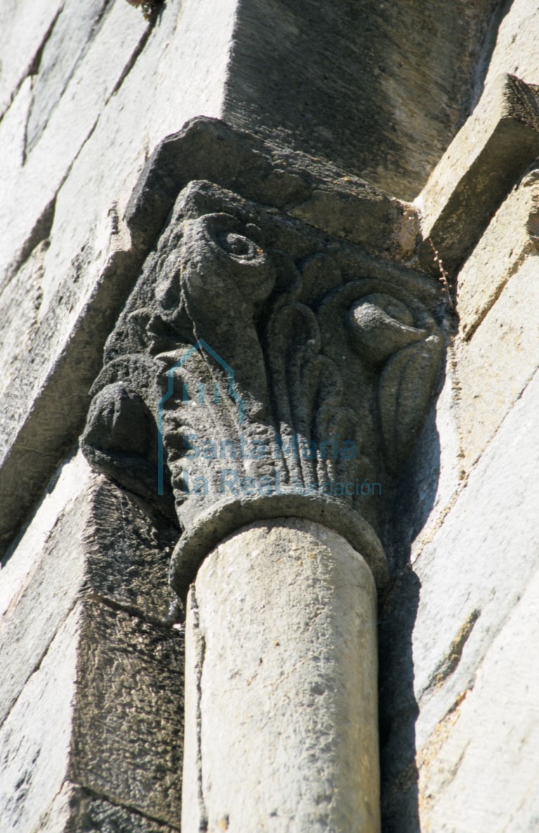 Detalle de un capitel en los vanos de la torre