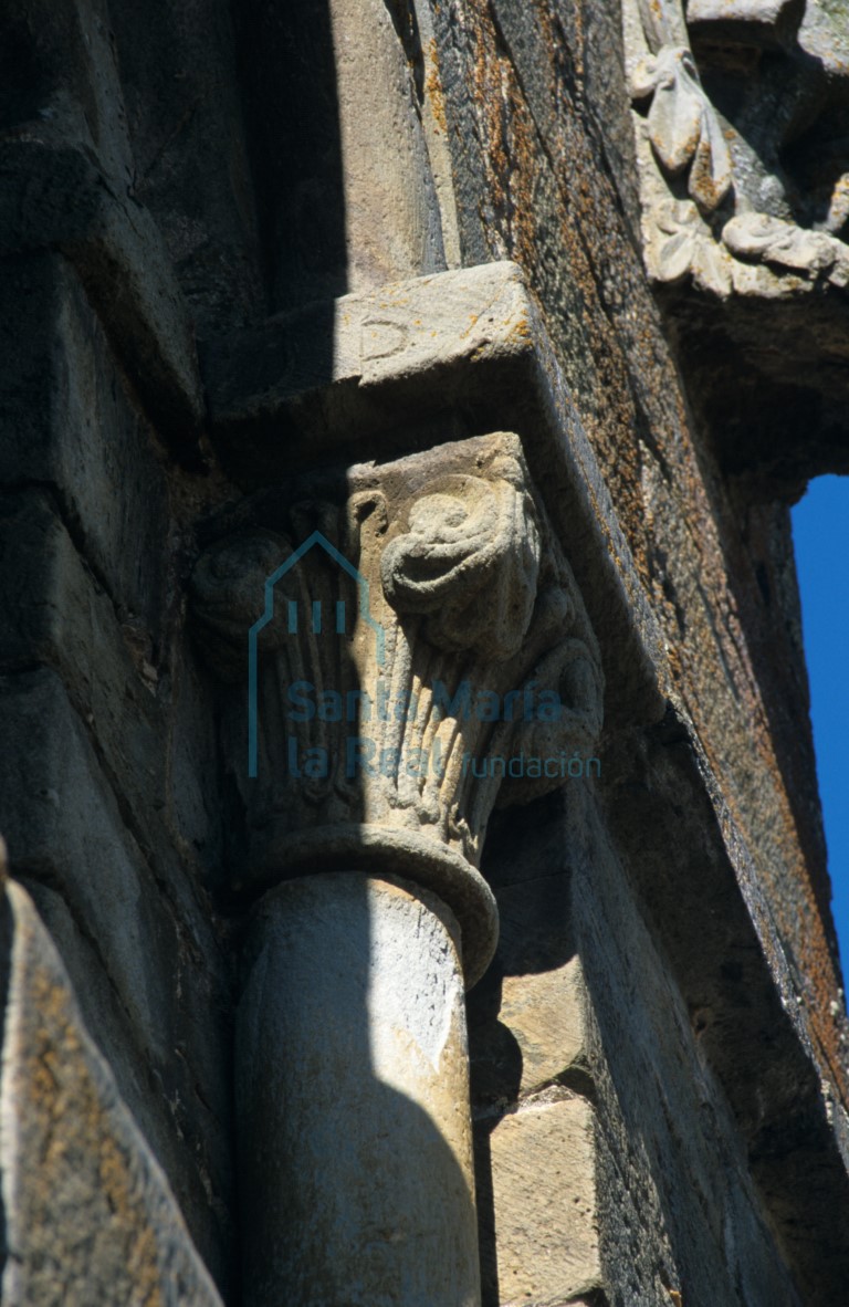 Detalle de un capitel en los vanos de la torre