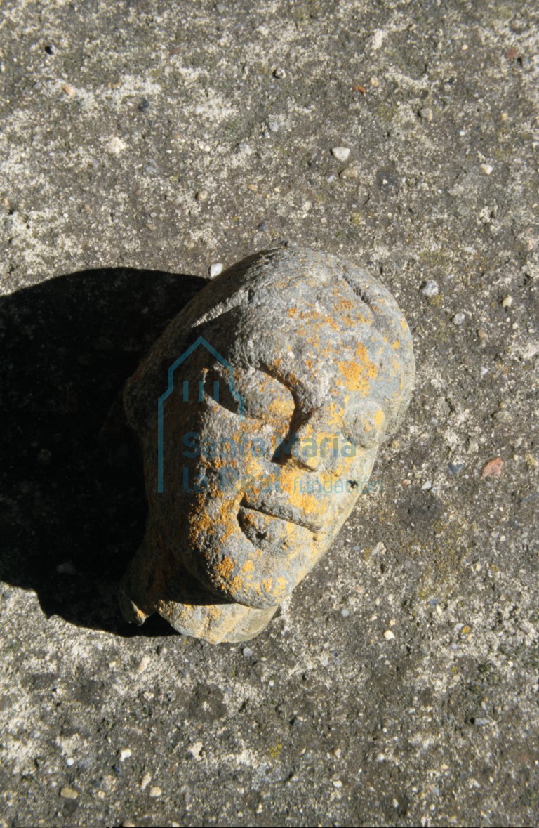 Cabeza adosada a la pared