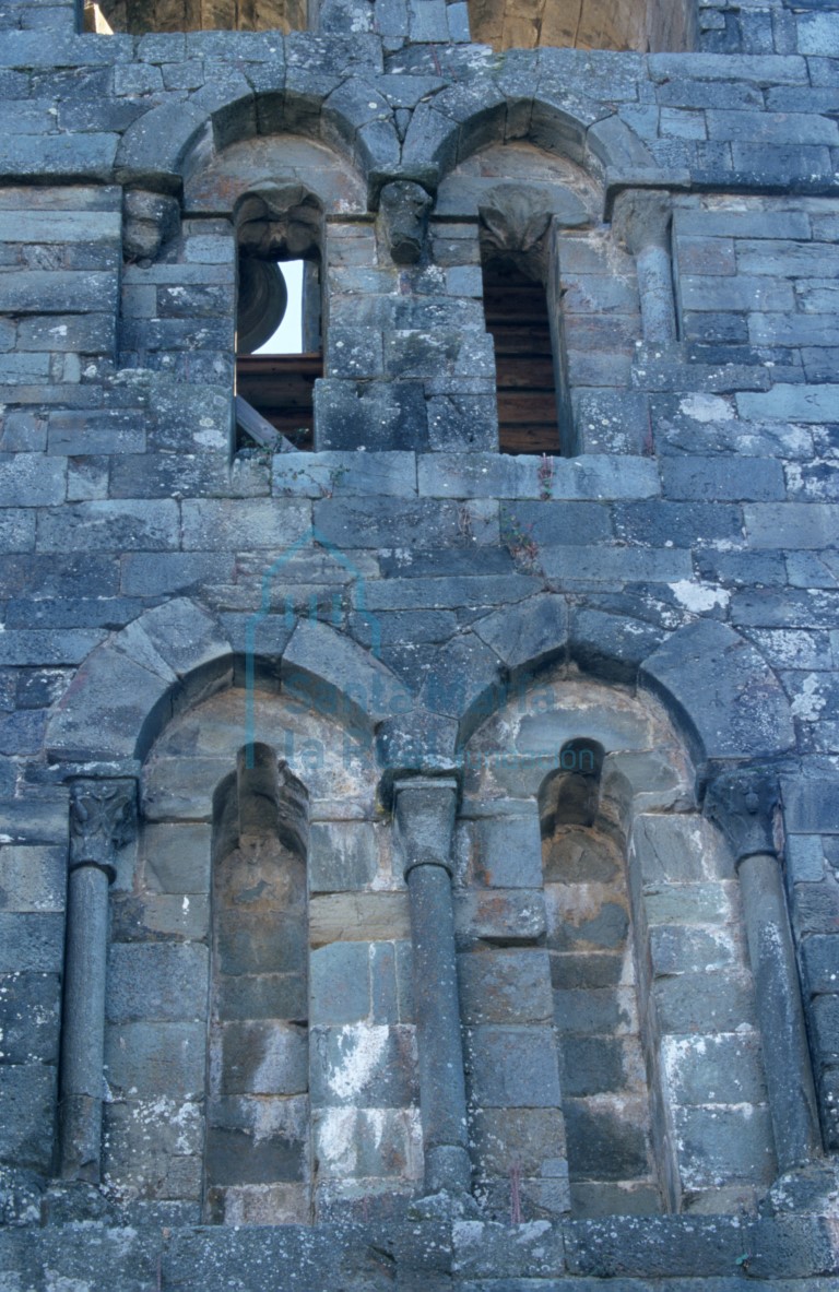 Vista de los vanos de los dos primeros cuerpos de la torre