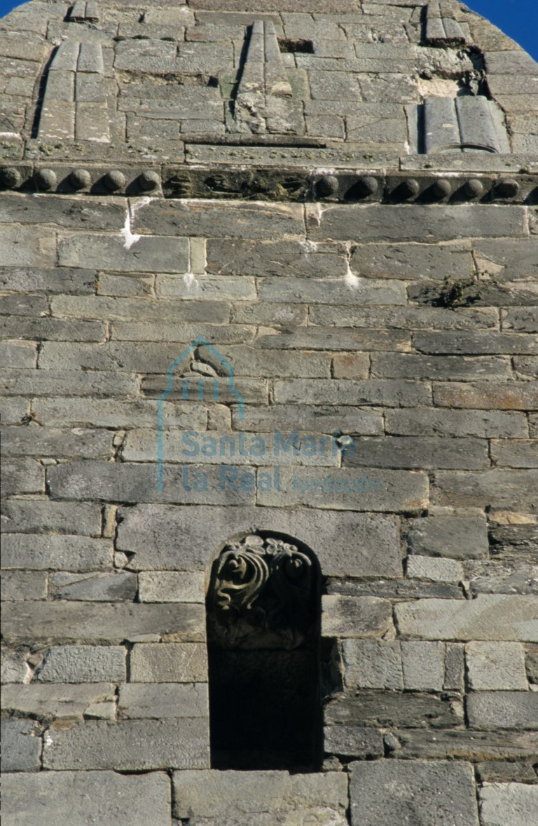 Detalle de un vanos de la torre