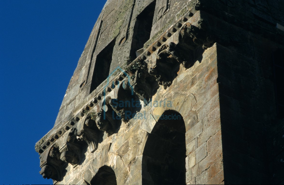 Detalle de la cornisa de la torre