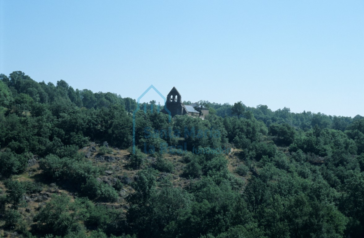 Vista general de la iglesia en el entorno