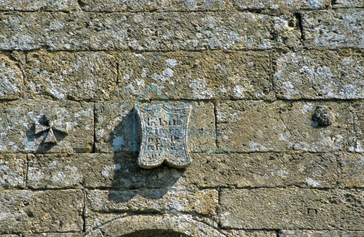 Detalle de inscripción, cruz de malta y venera sobre la ventana del muro meridional de la cabecera