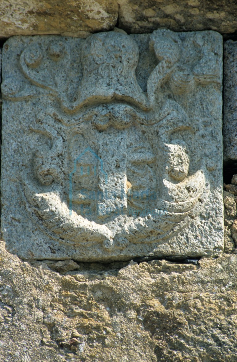 Sillar con escudo en el muro meridional