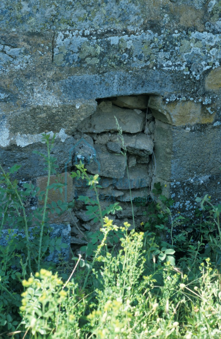Portada cegada en el muro septentrional