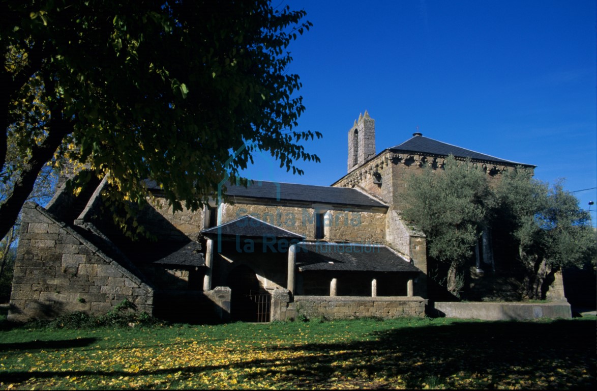 Exterior de la iglesia vista desde el sur