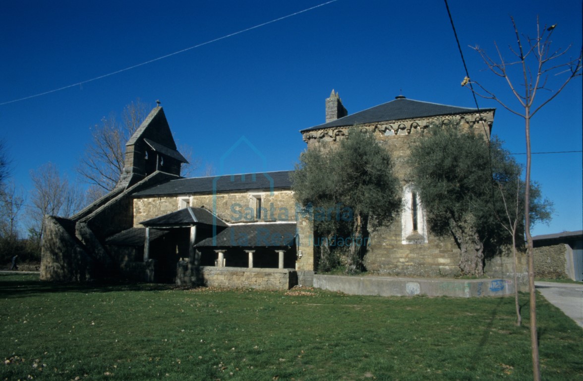 Fachada meridional de la iglesia