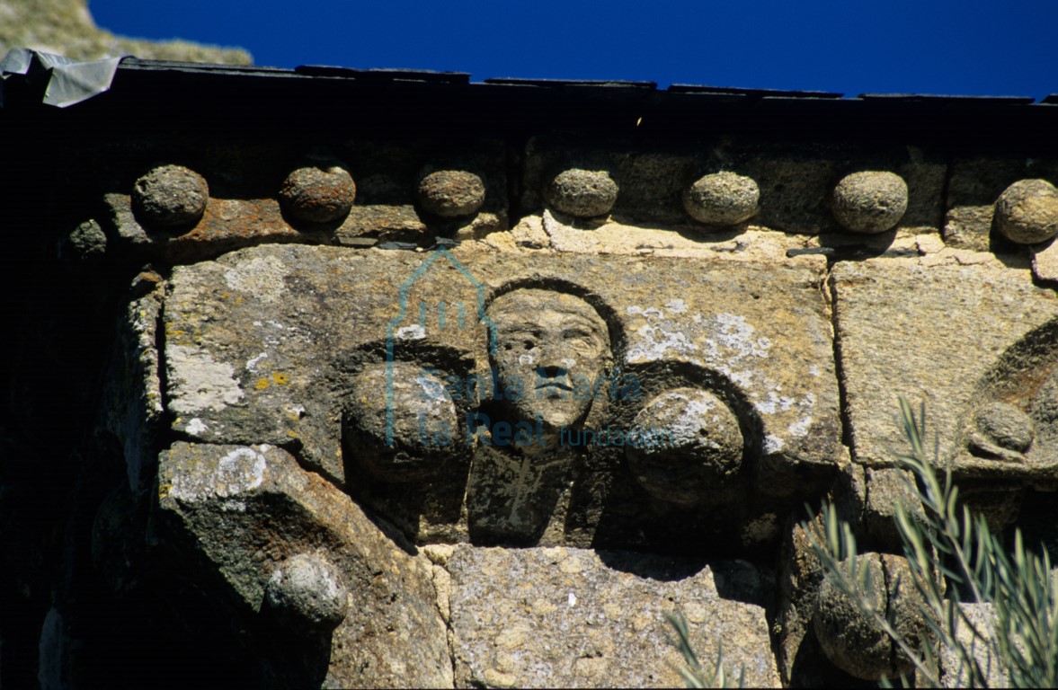 Detalle de la cornisa de la cabecera