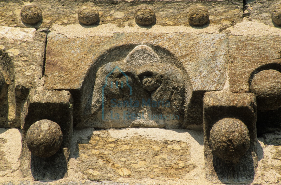 Detalle de la cornisa de la cabecera