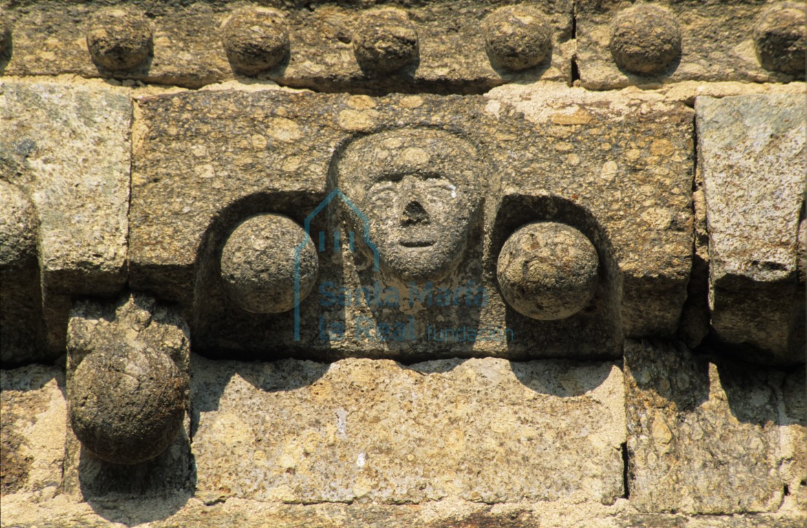 Detalle de la cornisa de la cabecera