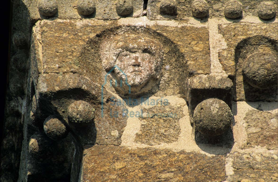 Detalle de la cornisa de la cabecera