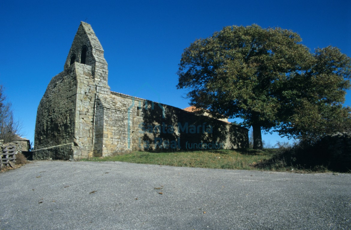 Vista de la iglesia desde el suroeste