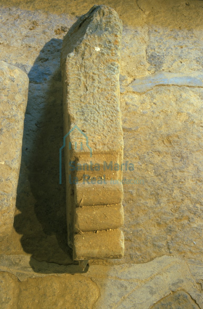 Antiguo canecillo románico. Decoración de rollos