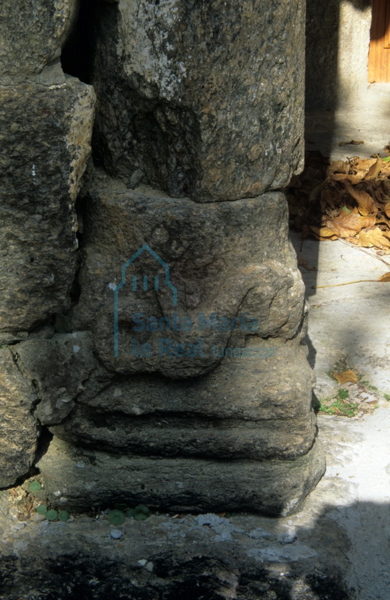 Capitel reutilizado como basa en el pórtico