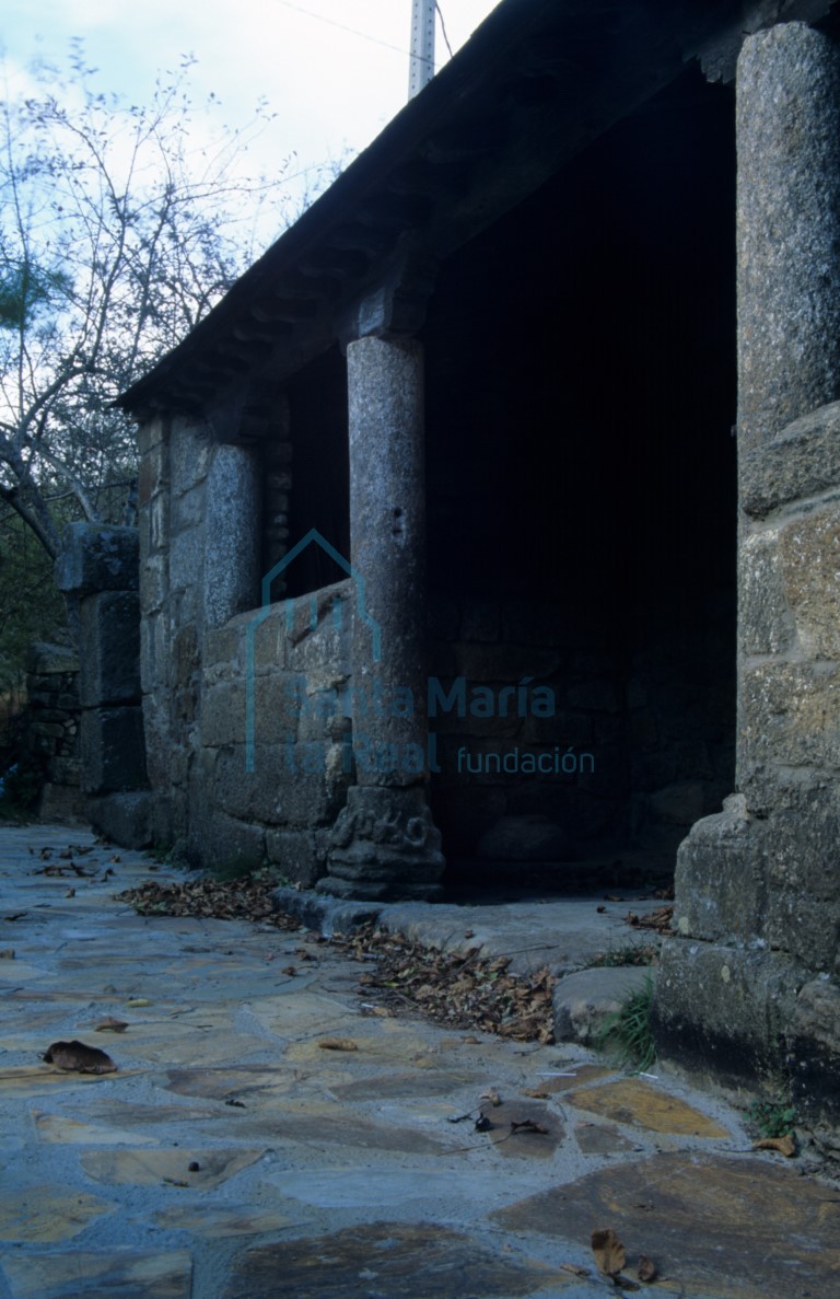 Portico en el muro meridional