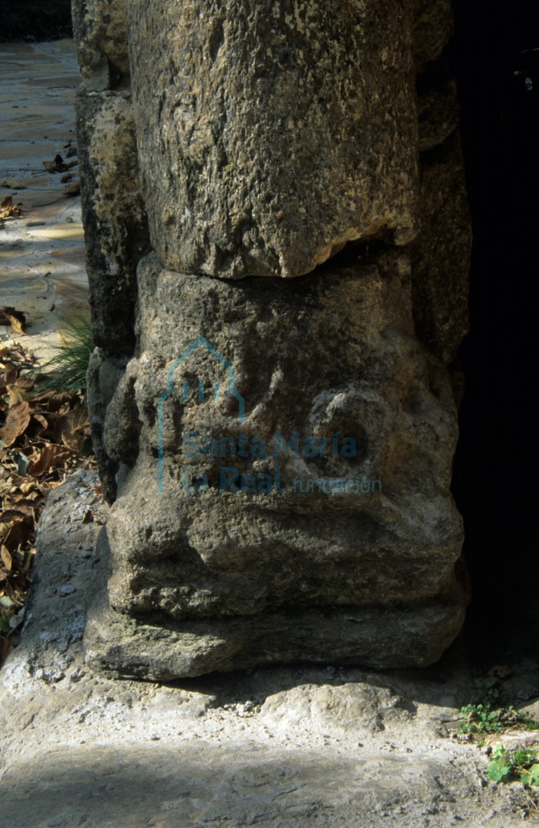 Capitel reutilizado como basa en el pórtico