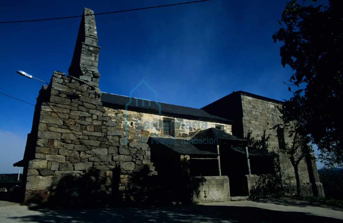 Fachada meridional de la iglesia