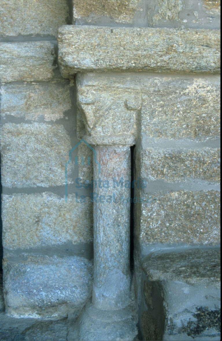 Columna de la portada meridional