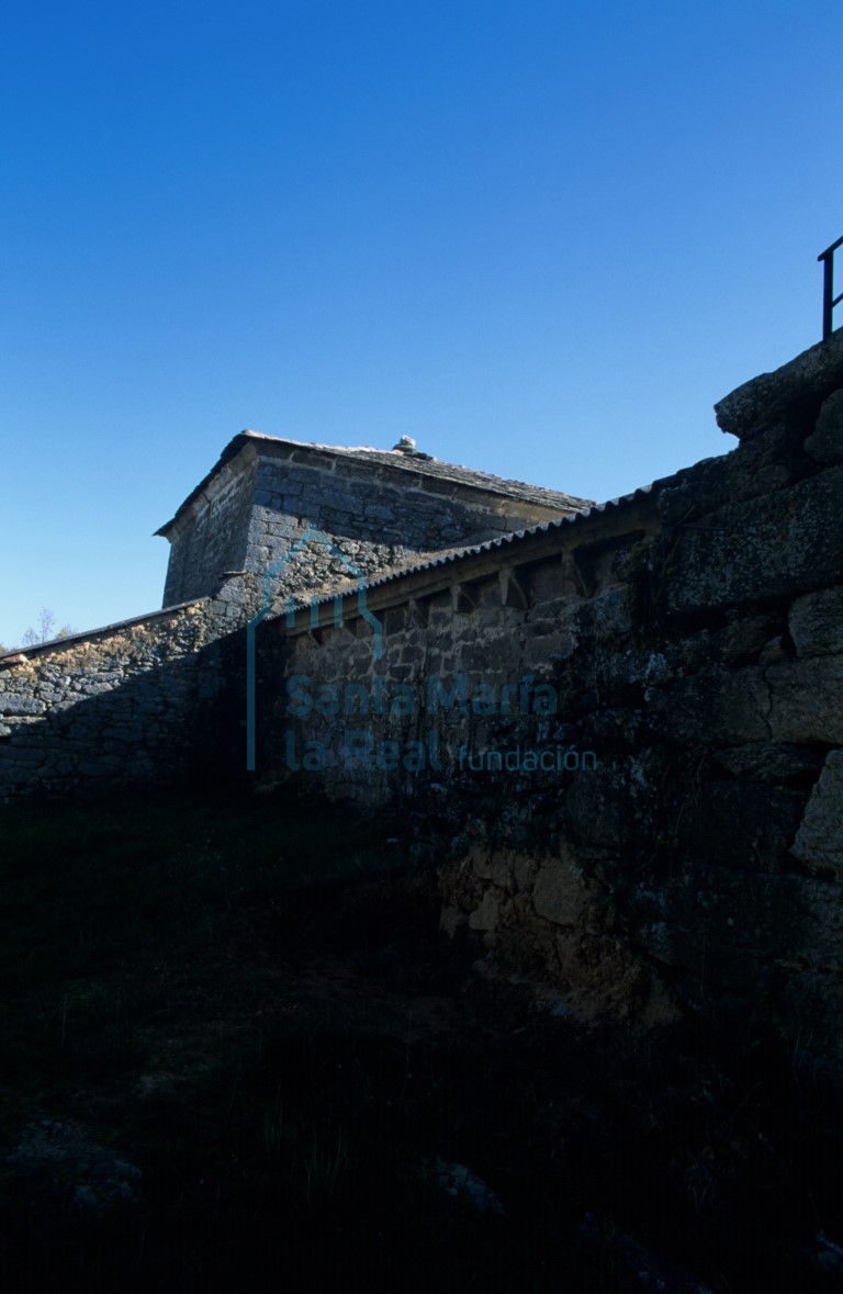 Vista del muro septentrional de la iglesia