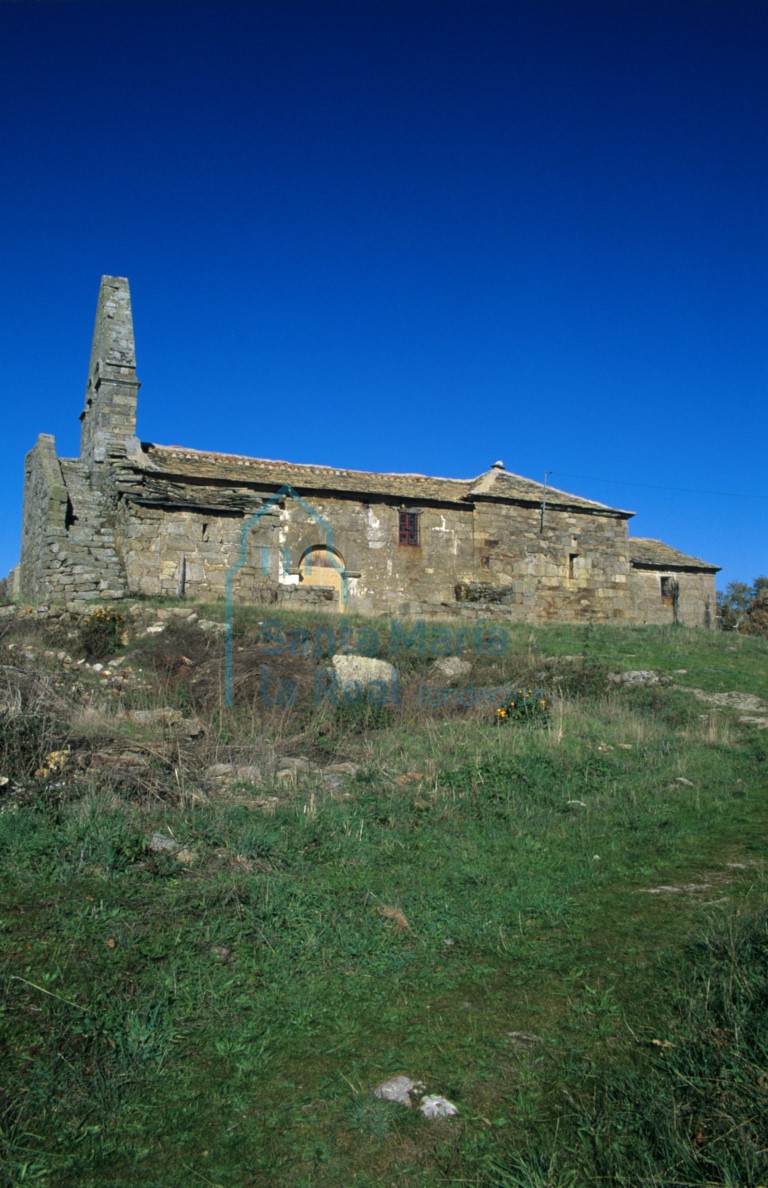Vista del exterior de la iglesia desde el suroeste