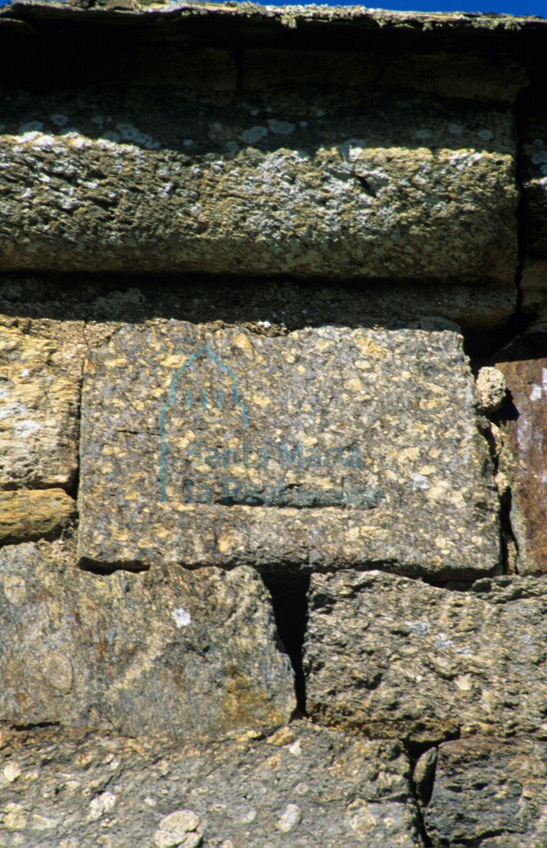 Bloque con un posible alquerque inciso