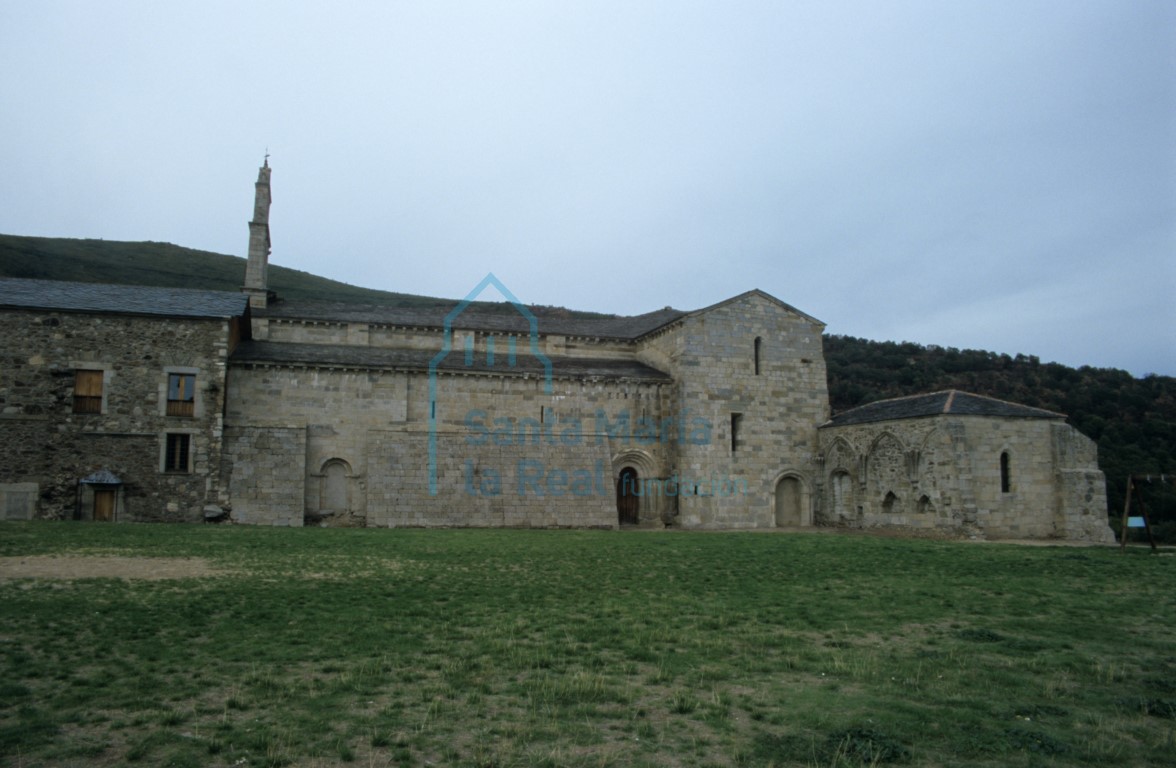 Costado meridional y restos del claustro