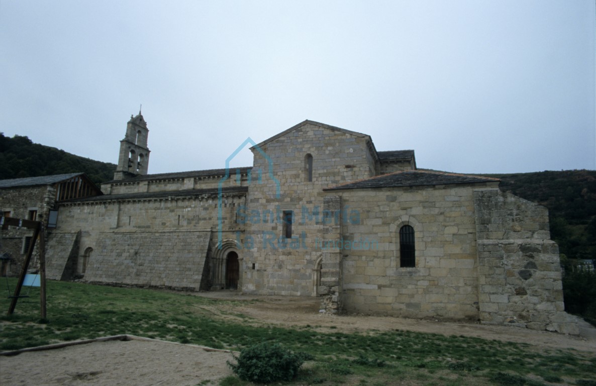 Costado meridional y restos del claustro