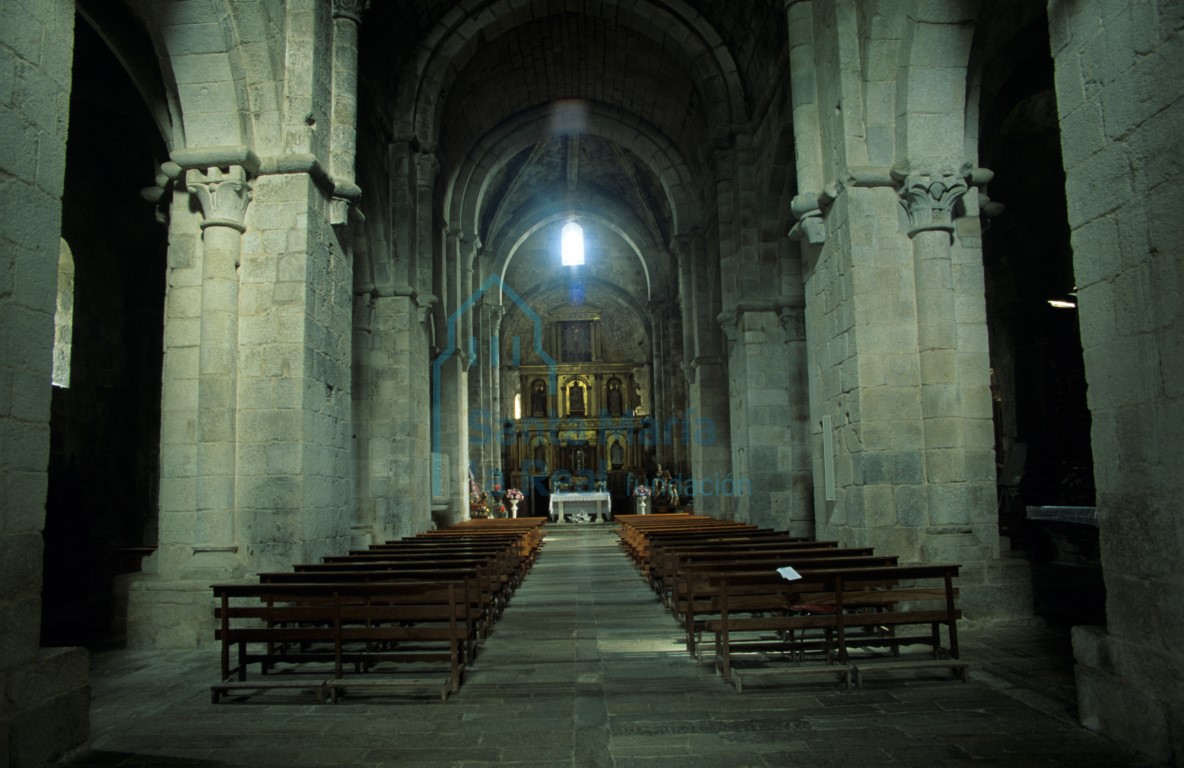 Vista del interior de la iglesia hacia la cabecera