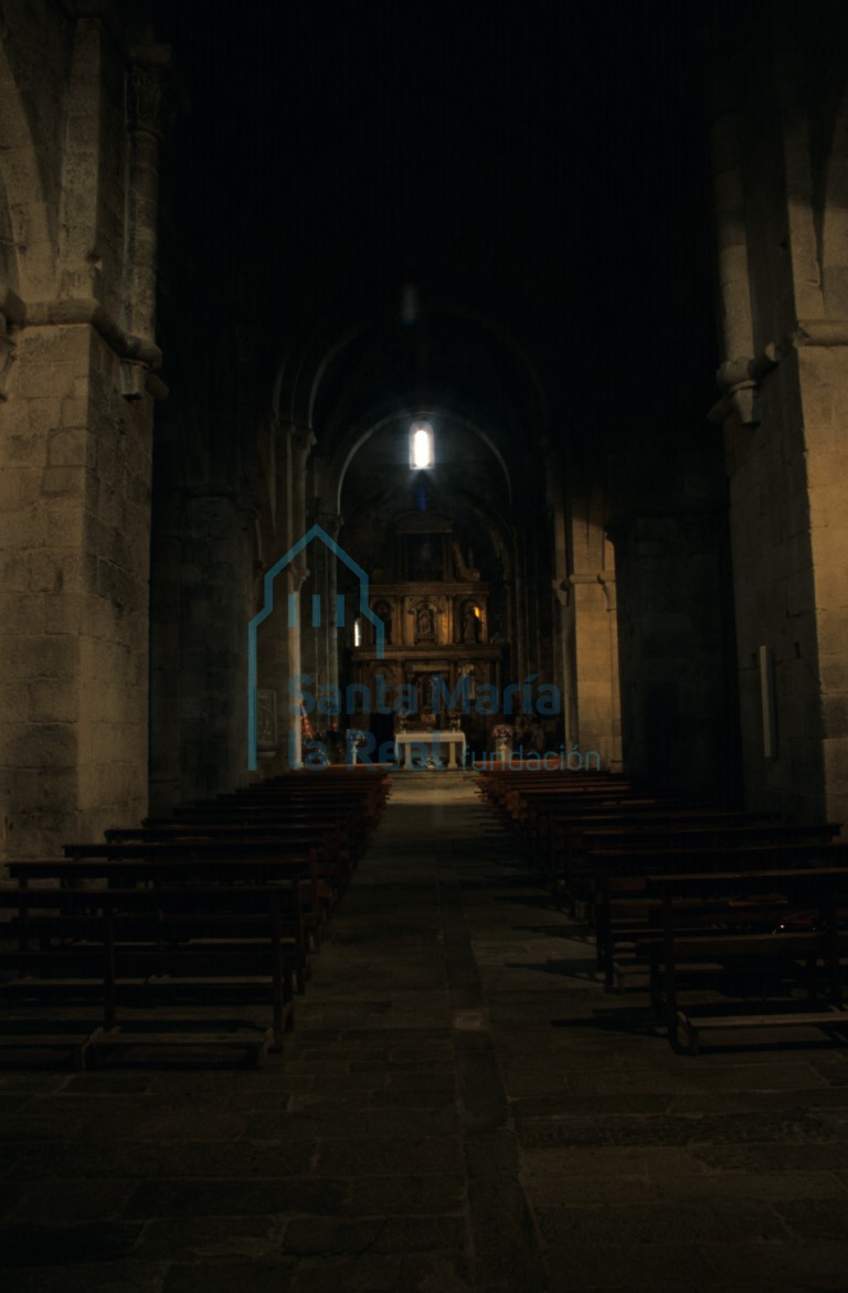 Interior hacia la cabecera