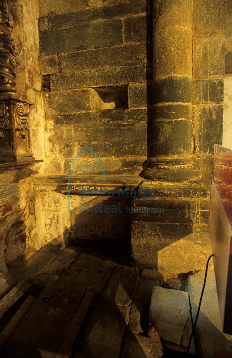 Altar auxiliar en el tramo recto del absidiolo