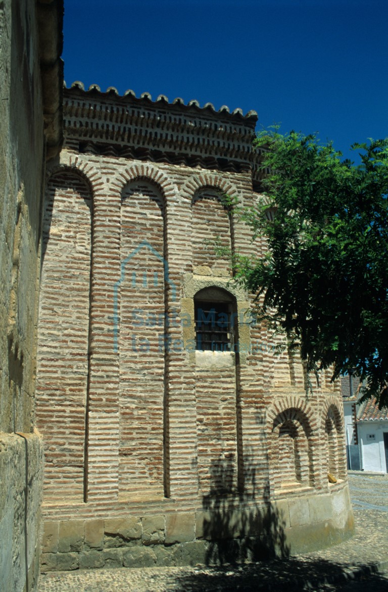 Exterior del ábside visto desde el sur