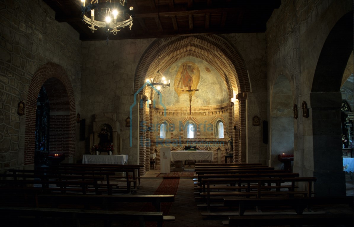 Vista del interior hacia la cabecera