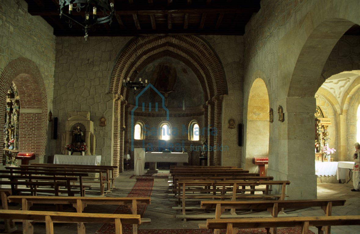Interior de la iglesia hacia la cabecera