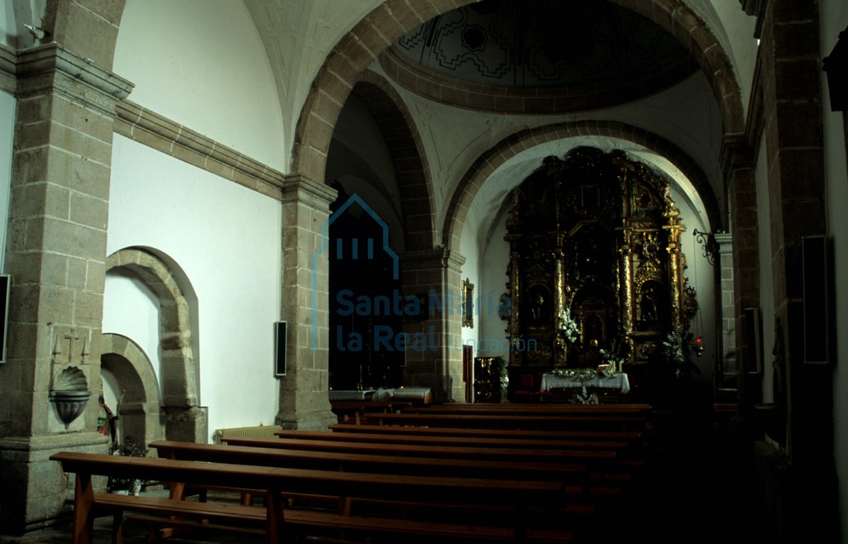 Interior de la iglesia hacia la cabecera