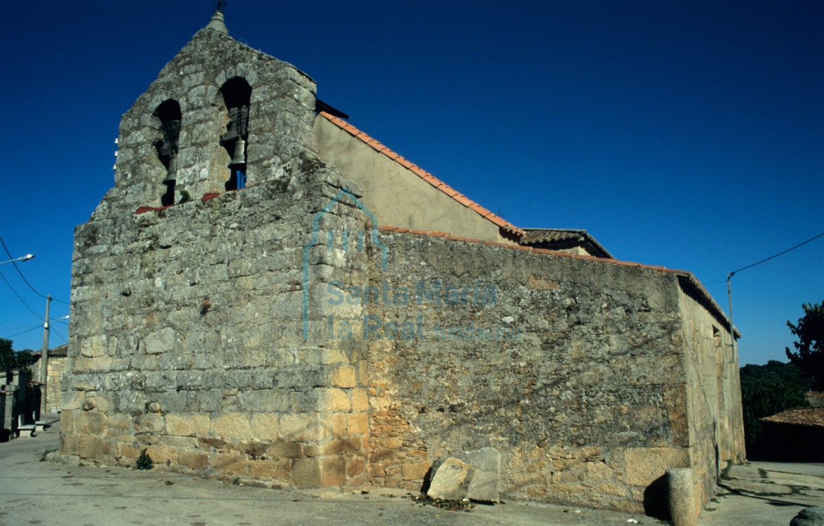 Vista del exterior de la iglesia desde el suroeste