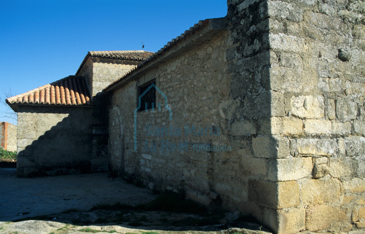 Vista del muro septentrional de la iglesia