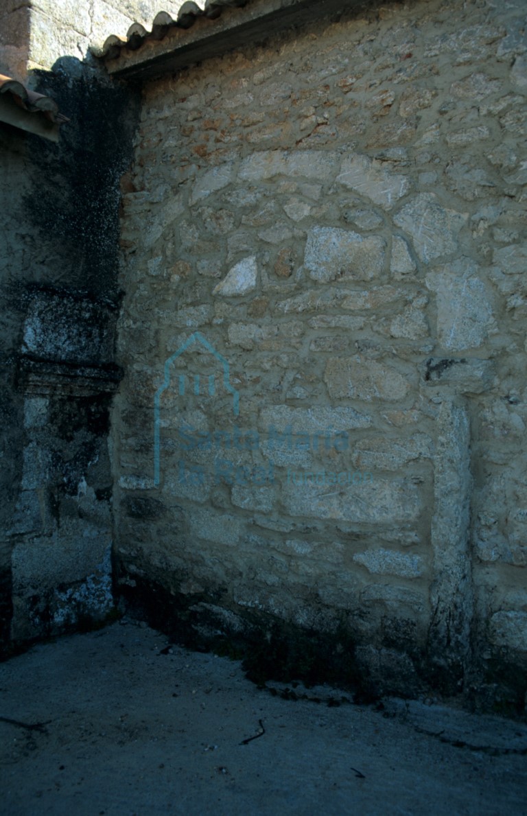 Portada cegada en el muro septentrional
