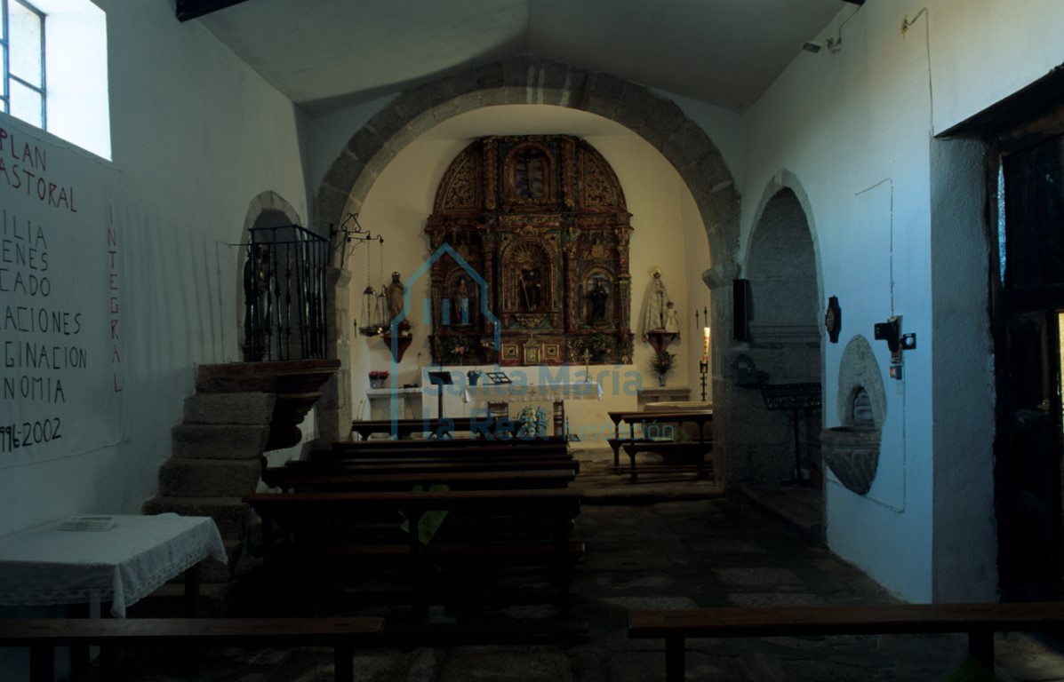 Interior de la iglesia hacia la cabecera