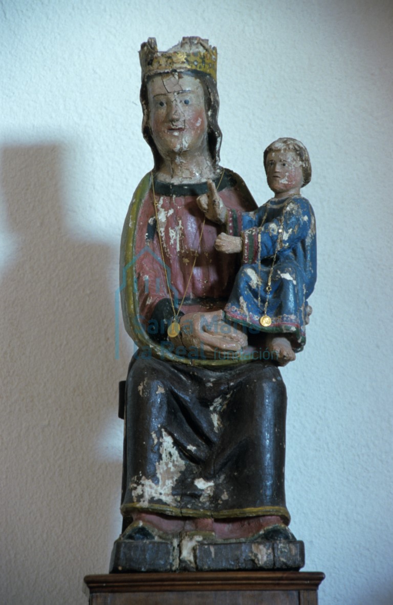 Talla gótica de Virgen con el Niño