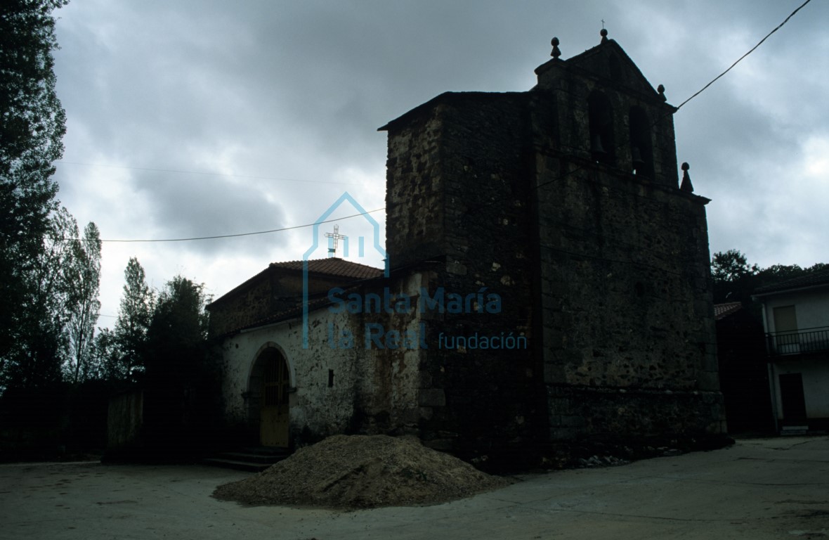 Exterior de la iglesia vista desde el noroeste