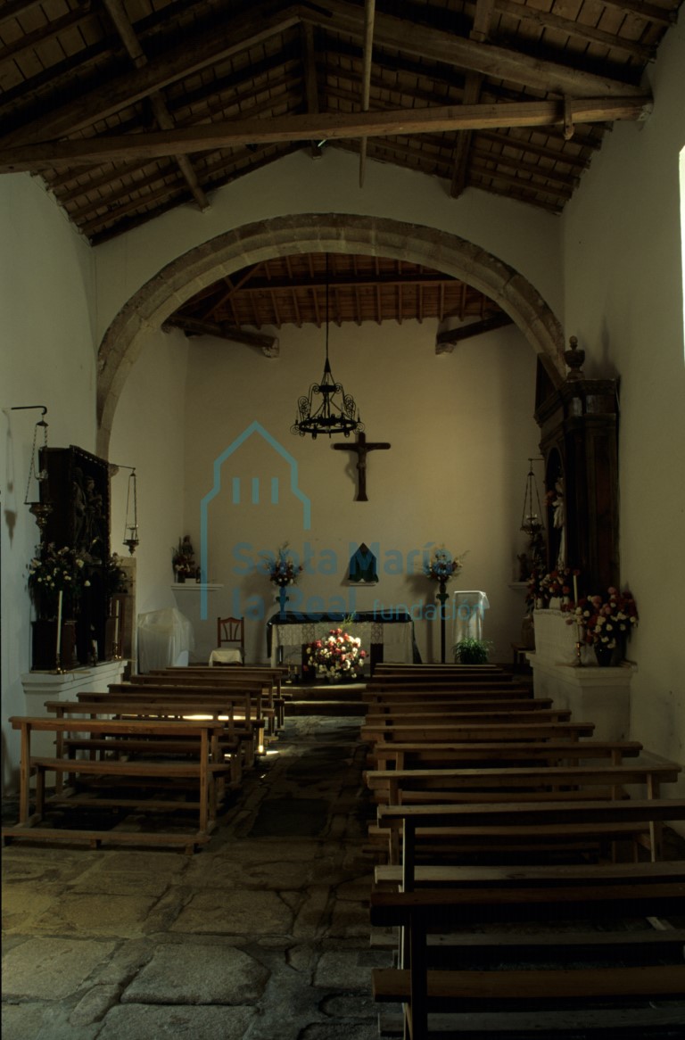 Interior de la iglesia hacia la cabecera